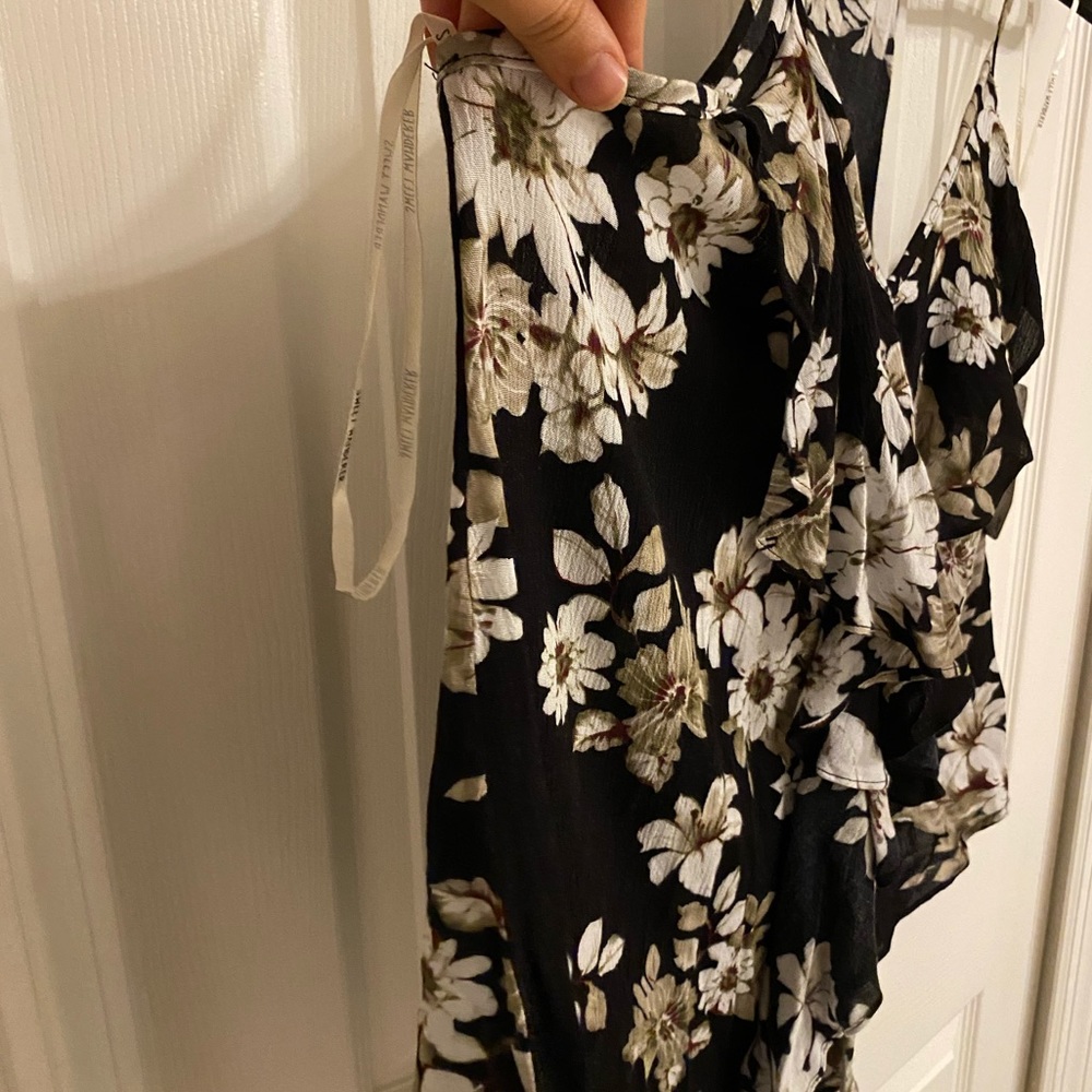 Black Floral Ruffle Front Racerback Tank Large NWT - Picture 10 of 10